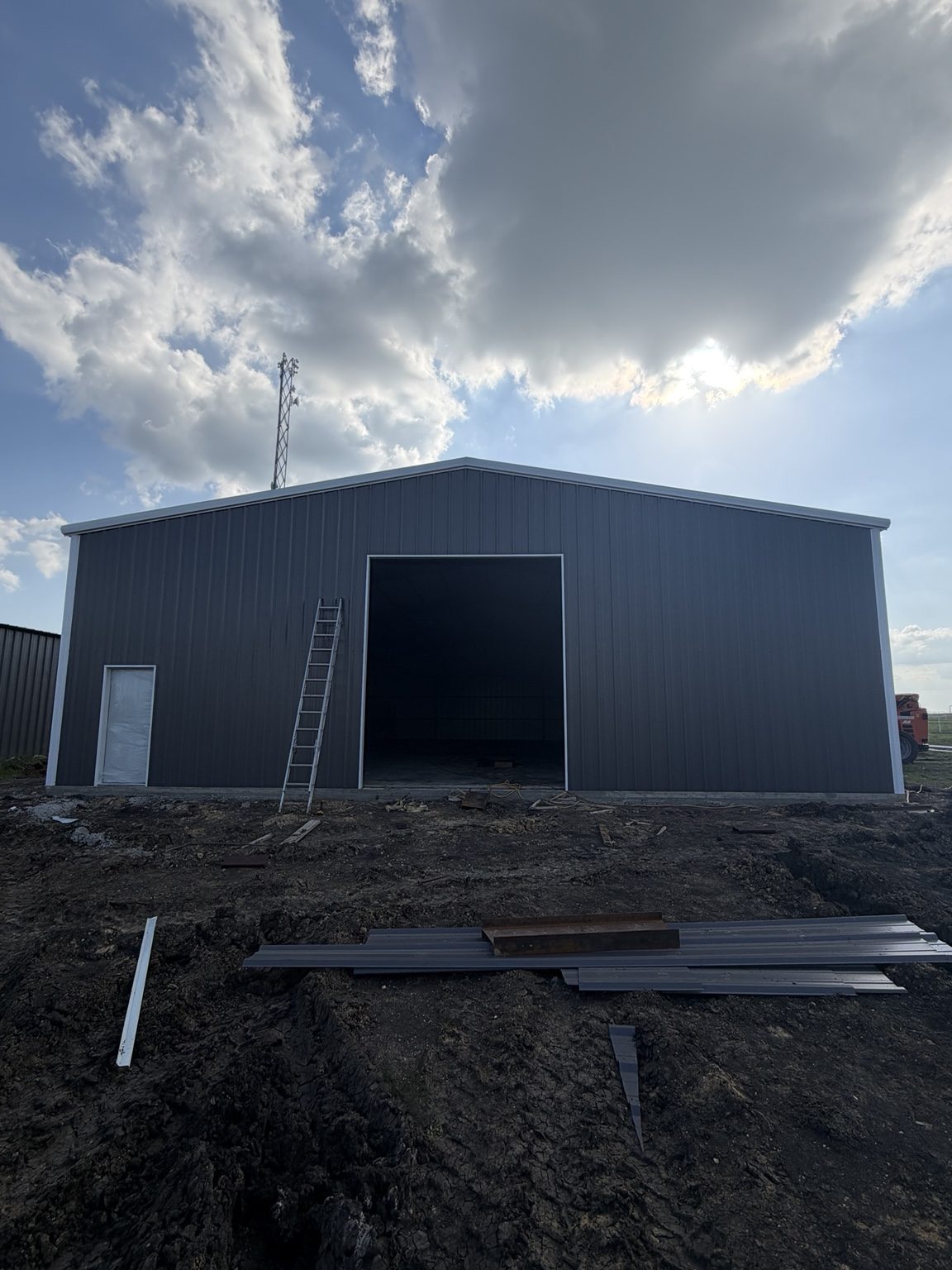 Large custom metal shop building by Double B Builders in North Texas